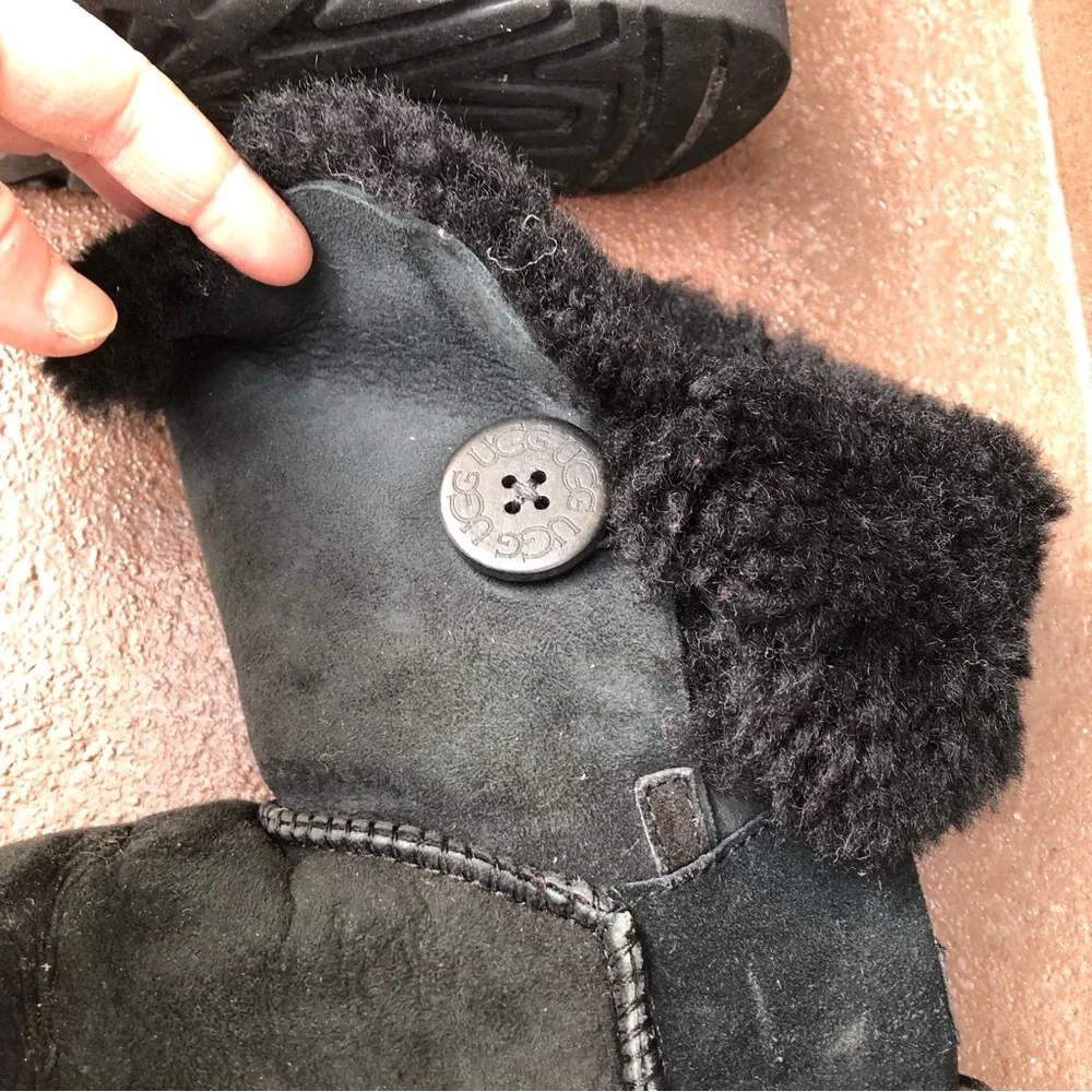 Ugg Womens Bailey Button II Boots Size 6 Black‎ Sheepskin Style 5803